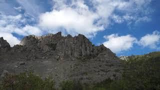 Гора Демерджи и летящие облака в небе Крыма