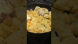ЖАРЕННАЯ КАРТОШКА с тефтелями рецепт АСМР Кухня ASMR #Shorts