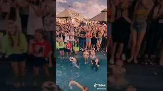 Валя Карнавал поёт психушку на мини концерте