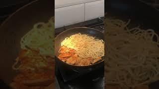 Жаренные макароны с курицей на сковородке #Shorts Whirlpool