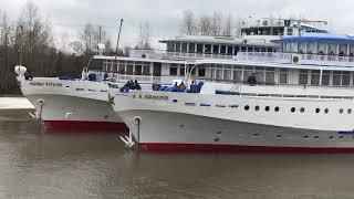 Теплоход Павел Бажов выходит из затона в навигацию 2021