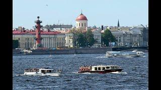 Прогулка на кораблике по Неве. A river cruise along the Neva in Saint-Petersburg