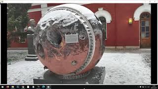 За гранитной стеной Петропавловской крепости мусор
