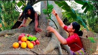 Primitive In forest - woman pick bananas - Wild people Eat delicious