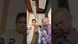 Даня Милохин играет на гитаре