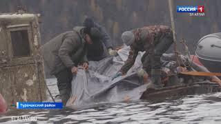 Со дна Телецкого озера подняли теплоход, затонувший 27 лет назад