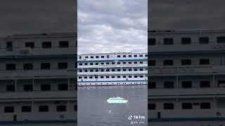 Теплоход «Максим Литвинов»