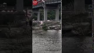 Пешеходный мост на Труханов остров не выдержал, часть бетонной конструкции обвалилась