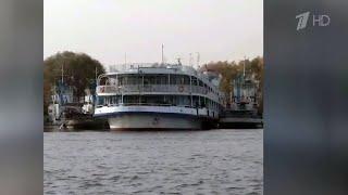 В Подмосковье пассажирский теплоход получил пробоину и сел на мель.