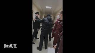 «Против Лукашенко?». В Бресте мужчина ударил медика в БСМП
