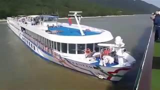 На Дунае теплоход  врезался в лайнер.