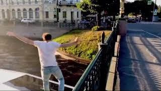 ПРЫГНУЛ НА ТЕПЛОХОД С МОСТА НА НЕВЕ