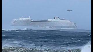 Круизный лайнер в шторм. Cruise ship in a storm