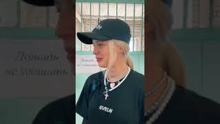 Юля Гаврилина играет с лошадью