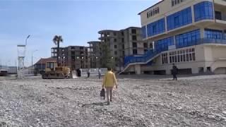 Пляж "Багратион" готовят к сезону, 2 мая 2019. Трактор отдыхает, люди загорают, Лазаревское
