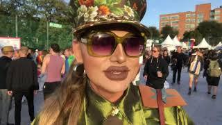 Счастливые геи и лесбиянки маршируют Stockholm Pride 2019