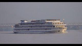 Теплоход "Принцесса Днепра" Проходит мимо Черкасс