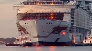 Пассажирский Круизный Лайнер попал в 12 бальный шторм  Cruise liner hit 12 ball