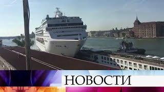 В Венеции произошло столкновение огромного круизного лайнера и речного парома.