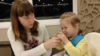 Маленькая девочка впервые в речном круизе