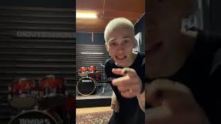 Даня Милохин учится петь