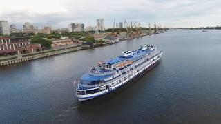 Речной вокзал, портовые краны и теплоходы с высоты птичьего полета