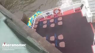 Теплоход врезался в Аничков пост в Петербурге